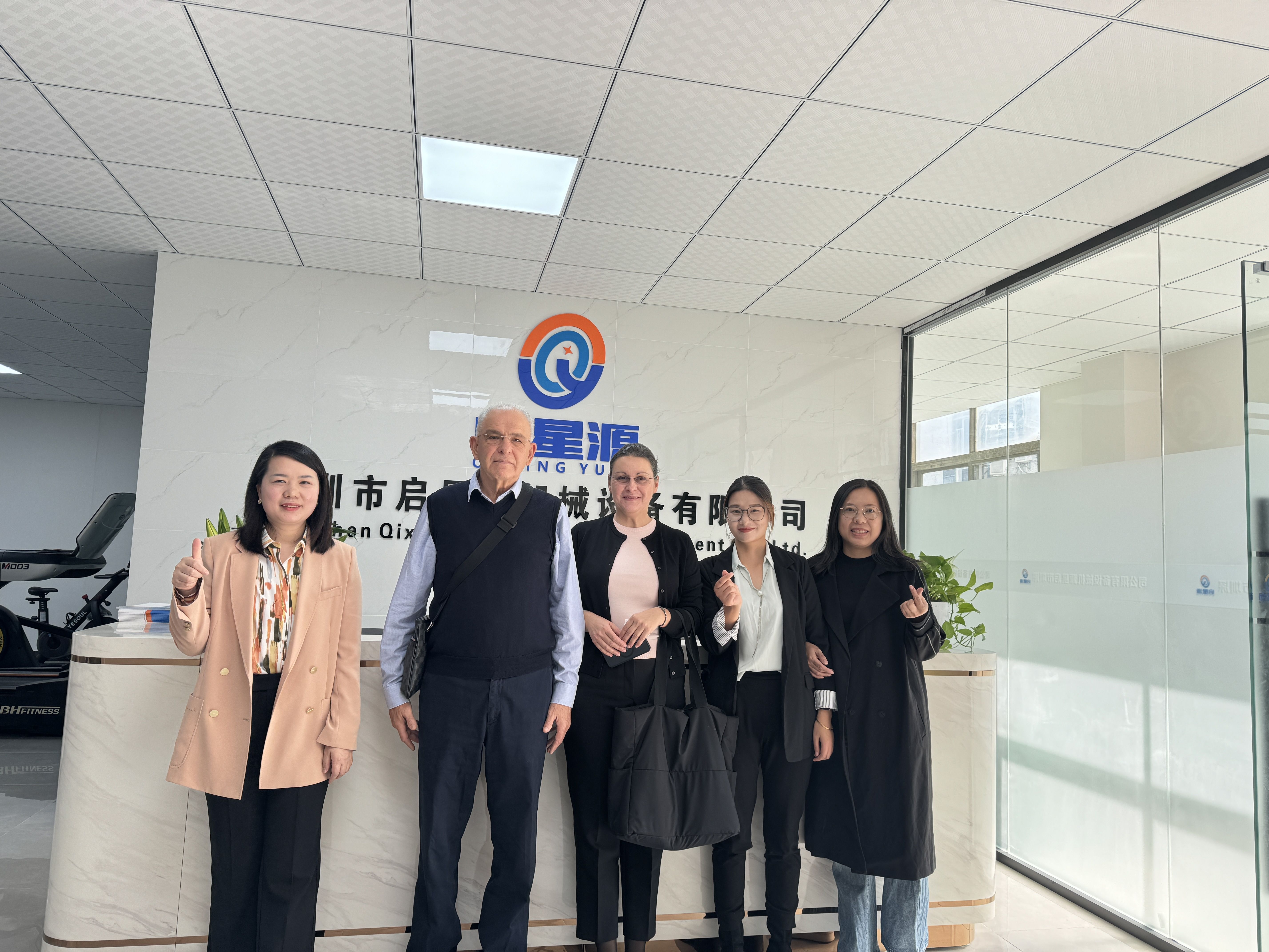 ยินดีต้อนรับอย่างอบอุ่น Mr.Savo และ Mrs.Irena ไปเยี่ยม Shenzhen Qixingyuan Machinery Equipment, Ltd. อีกครั้ง