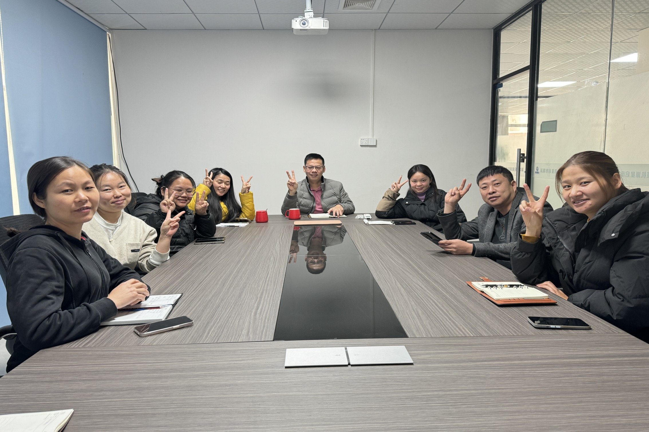 บริษัท เซินเจิ้น Qixingyuan จัดการประชุมสรุปปี 2024 โดยรอคอยเป้าหมายปีใหม่
